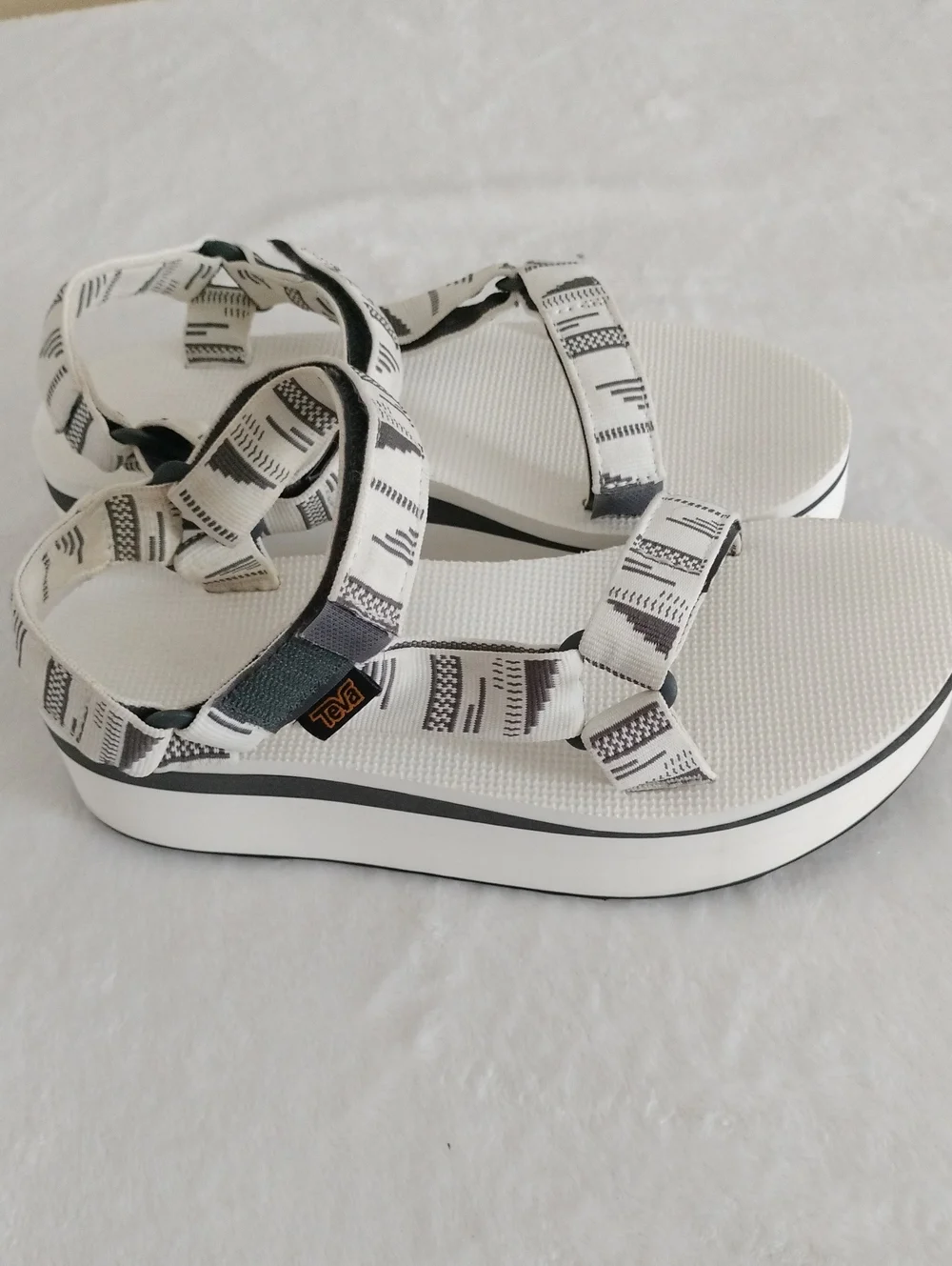 Tava Flatform Universal Platform Sandals Size 8
